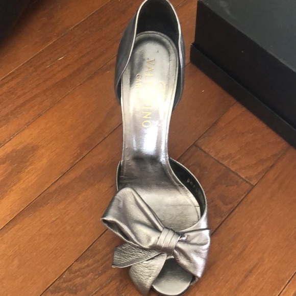 Valentino Garavani Silver Bow Heel - Picture 2 of 7